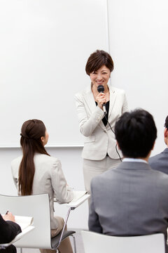 ビジネス研修をする女性講師と生徒