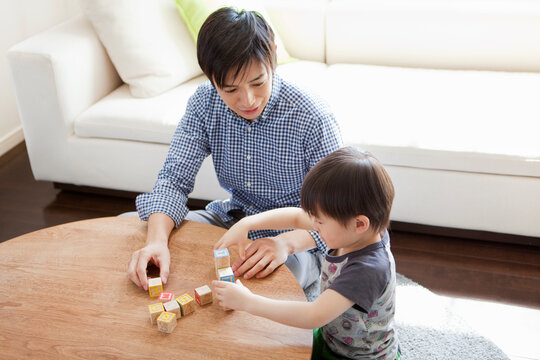 おもちゃで遊ぶ男の子と父親