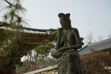 Fototapeta na wymiar 강남 봉은사 사찰에는 아미타블 부처상이 놓여있습니다.