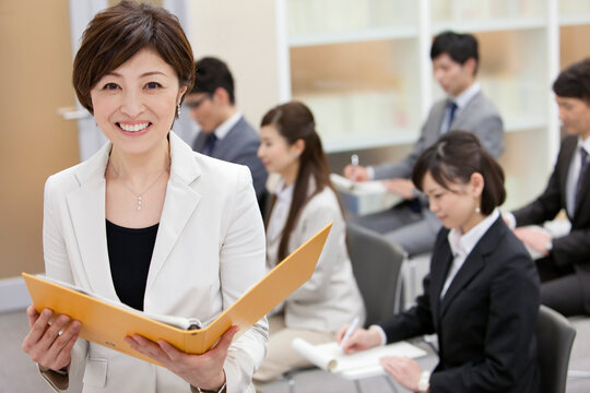 ビジネス研修をする女性講師と生徒