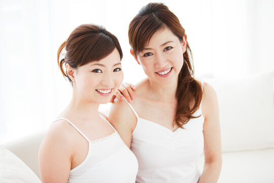 肩に手を乗せる娘と母親