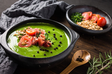 Spinach cream with tomatoes, Serrano ham, soybeans and black pepper.