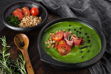 Spinach cream with tomatoes, Serrano ham, soybeans and black pepper.