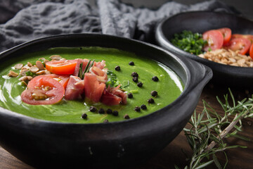 Spinach cream with tomatoes, Serrano ham, soybeans and black pepper.