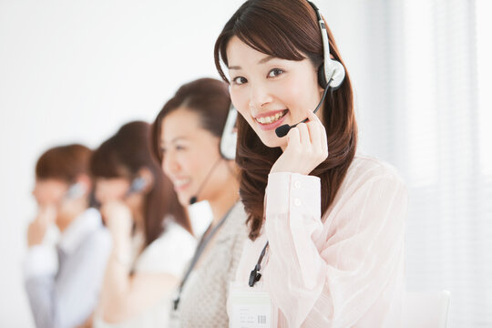 インカムを付けた4人の女性