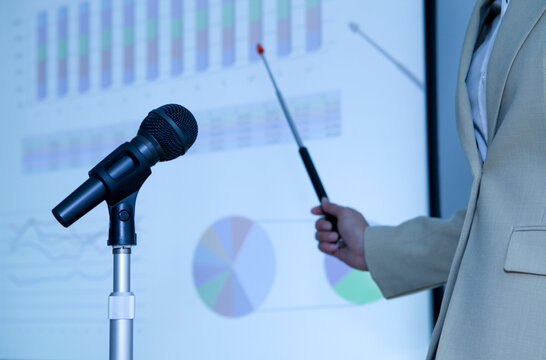 プレゼンテーションをしているビジネスウーマン