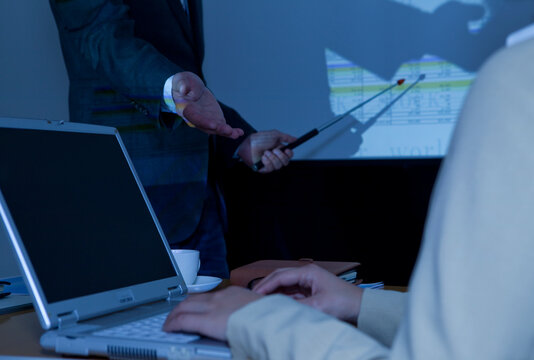 打ち合わせ中のビジネスマンとビジネスウーマン