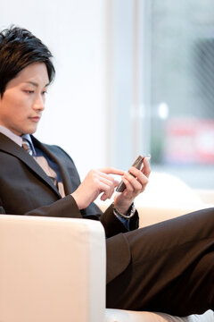 スマートフォンを操作するビジネスマン