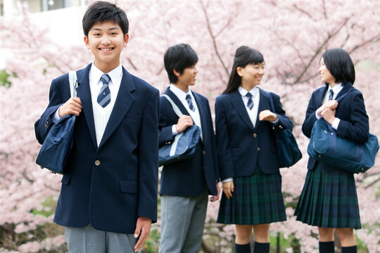 男女学生4人