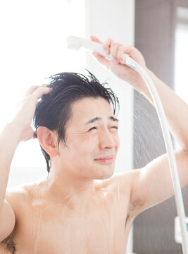 シャワーを浴びる男性