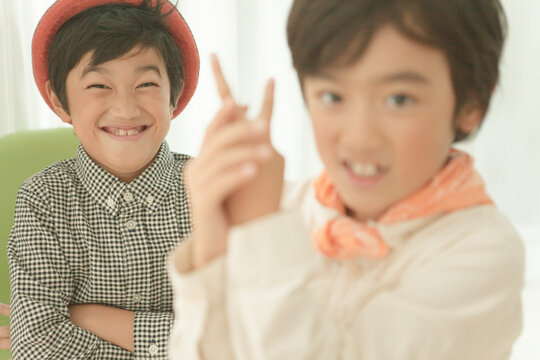 おどける男の子2人