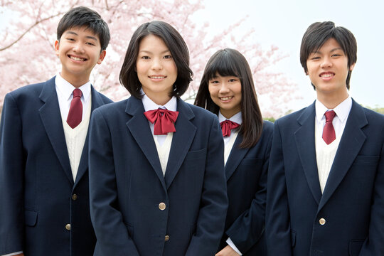 桜と男女学生4人