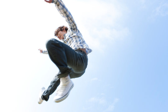 ジャンプしている男性
