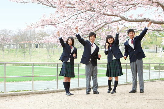 ガッツポーズをする男女学生4人
