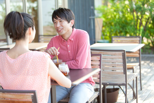 ティータイム中の中高年夫婦