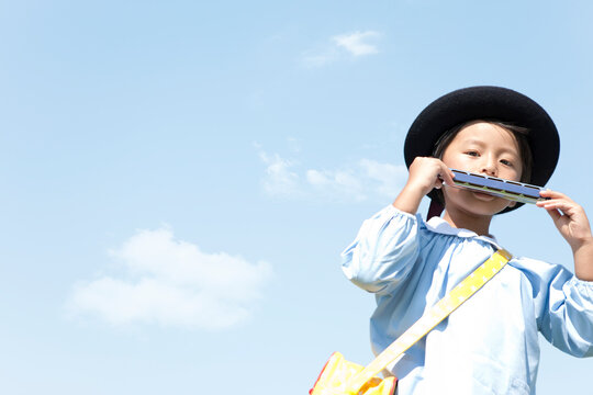 ハーモニカを吹く男の子