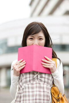 手帳を持つ女性