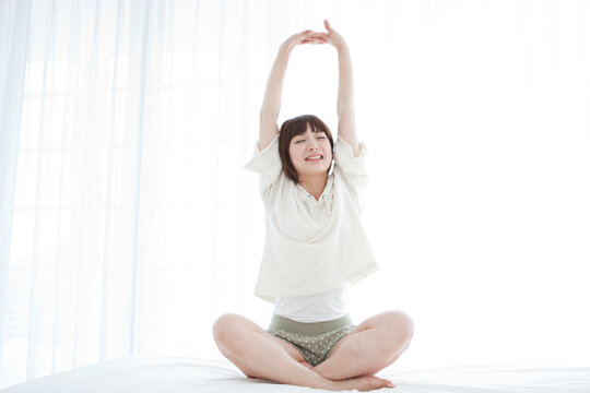 ストレッチする女性