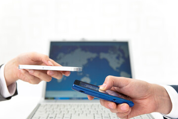 スマートフォンを操作する手