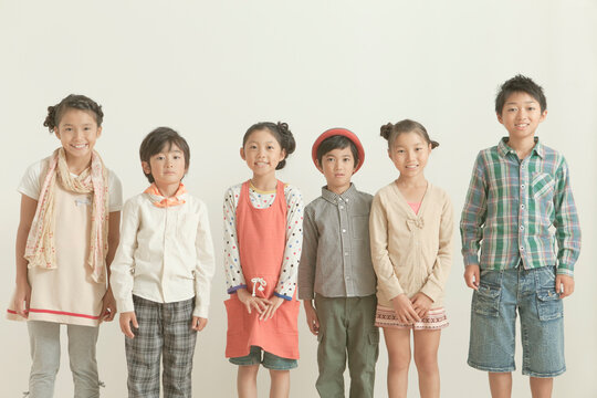 並んで立つ小学生6人