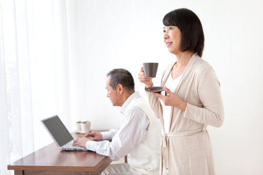 ティータイム中の中高年夫婦
