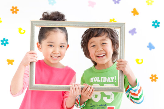 額縁を持っている子供2人