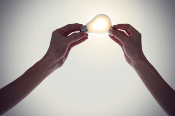 電球を持つ2人の手
