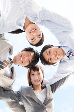 肩を組むビジネスマンとビジネスウーマン