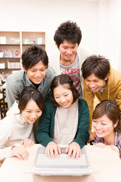 ノートパソコンを見る大学生6人