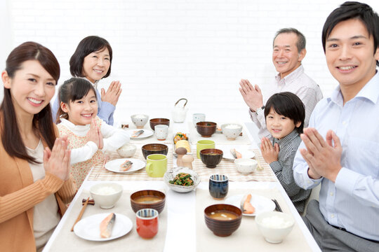 3世代家族の朝食