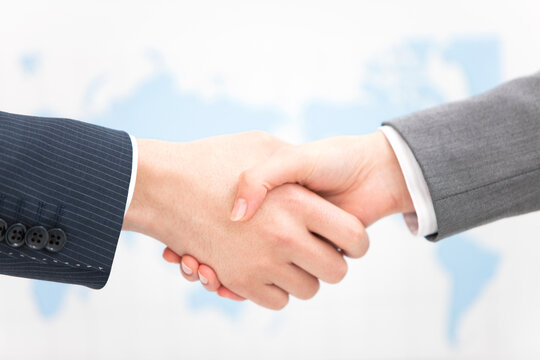 握手をするビジネスマン