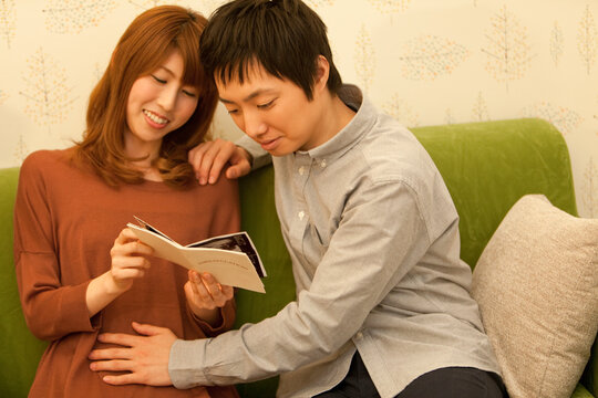 胎児のエコー写真を見ている夫婦