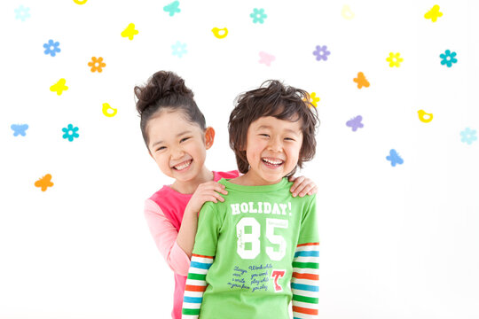 笑顔の男の子と女の子