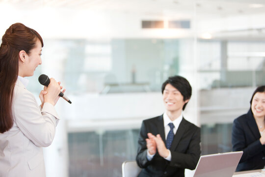 会議中のビジネスマンとビジネスウーマン