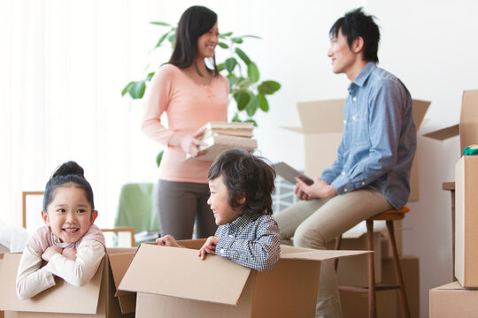 引っ越し作業中の家族4人