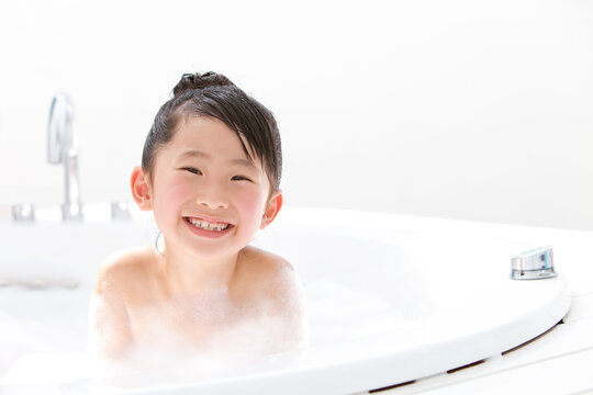 泡風呂に入る笑顔の女の子
