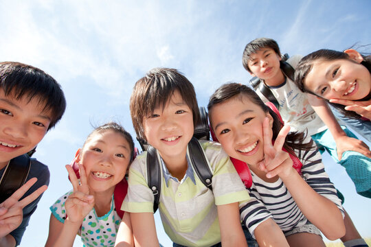 笑顔の小学生6人