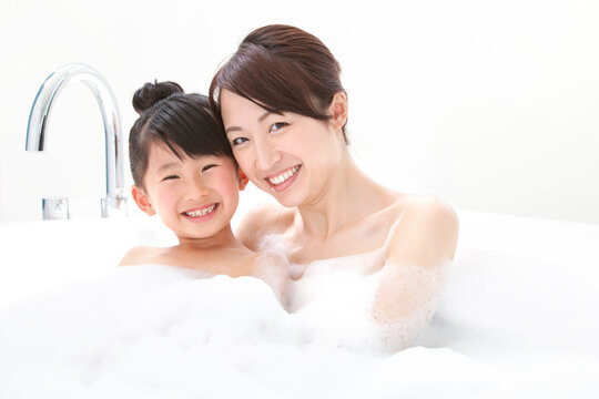 泡風呂に入る親子