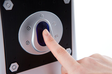 指紋認証をしている手