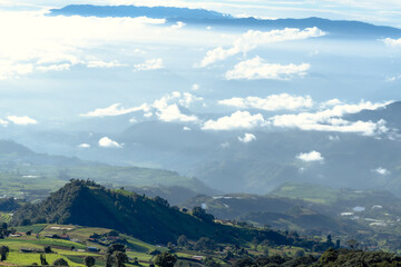 amanecer en las monta&ntilde;as de Costa Rica en un campo agricola en plena ma&ntilde;ana