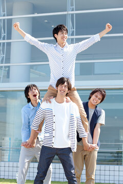 笑顔の大学生4人