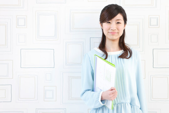 書類を持つビジネスウーマン