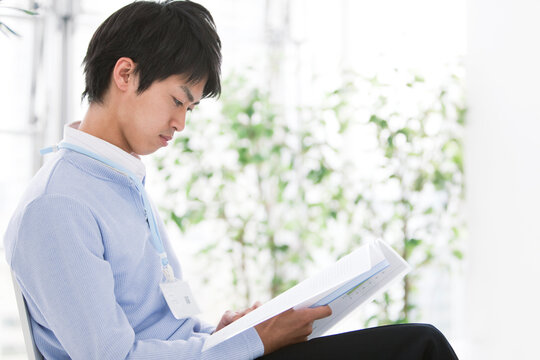 書類を読むビジネスマン