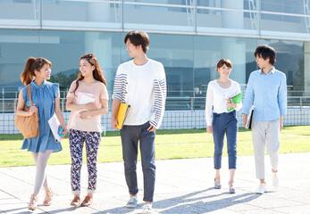 話をしている大学生5人