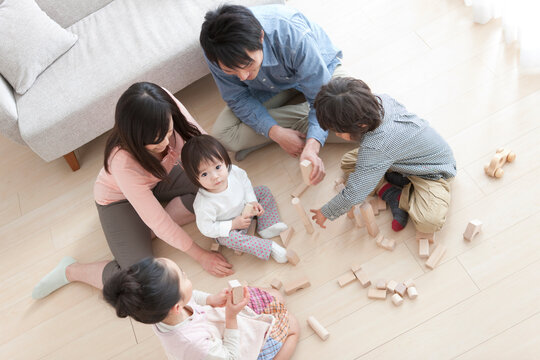おもちゃで遊ぶ家族5人
