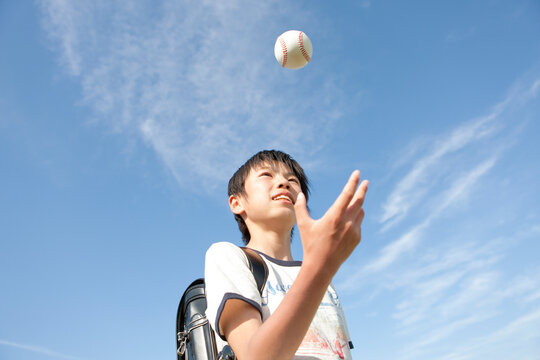 ボールを投げている男の子