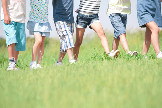 歩いている子供6人の足下