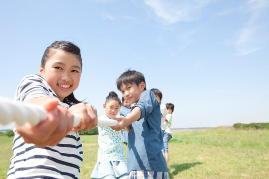 綱引きをしている子供6人