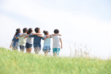 肩を組む子供6人