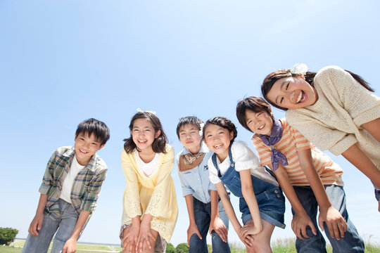 笑顔の子供6人